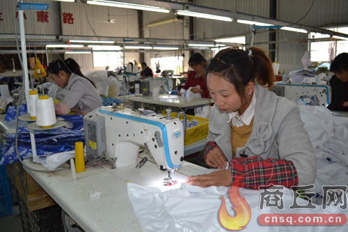 貧困戶在服裝加工廠的就業轉型之路